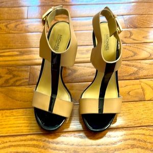 Michael Kors SZ 6.5 Pre-loved, excellent condition 4 “ heel.